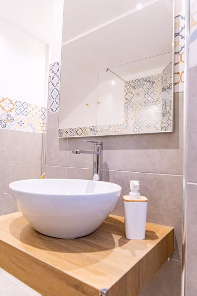 Camera doppia del bed & breakfast La Rua ad Ascoli Piceno con letto e quadro sulla parete